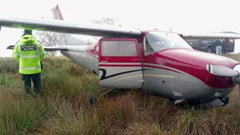 La avioneta Cessna abandonada a la vera de Ruta 12