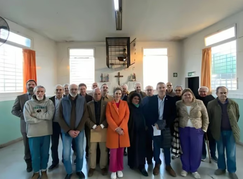 Los diputados libertarios junto a genocidas y represores condenados.